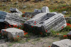 fragmentos de antiguo edificios, restos de el antiguo ciudad de hierápolis. Roca bloques con huellas de Roca mecanizado. foto