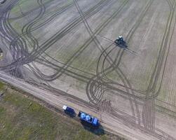 camión con pesticida tanques para rellenado el rociar tractor. tractor con con bisagras sistema de pulverización pesticidas fertilizante con un tractor, en el formar de un aerosol, en el campo de invierno trigo. foto