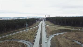 autostrada strada nel foresta paesaggio. video. aereo Visualizza di macchine su autostrada a natura. aereo paesaggio di autostrada strada video