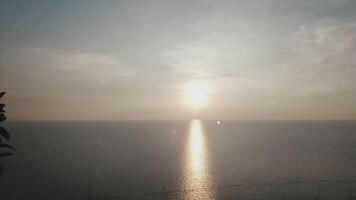 Sonnenuntergang auf das Strand - - still idyllisch Szene von ein golden Sonnenuntergang Über das Meer, Wellen langsam planschen auf das Sand. Video. Wellen abstürzen sanft auf ruhig sandig Strand video