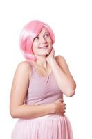 linda joven mujer con rosado peluca pensando foto