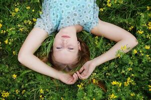 joven mujer en un flor prado foto