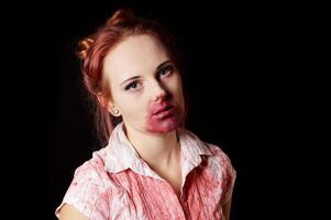 hembra zombi con sangriento boca y blusa foto
