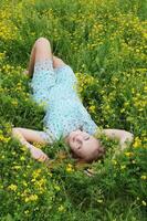 joven mujer en un flor prado foto