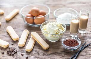 ingredientes para Tiramisu en el de madera antecedentes foto