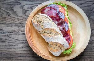 sándwich con jamón, queso y verduras frescas foto