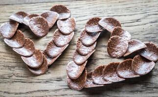 dos dulce corazones hecho de chocolate papas fritas foto