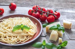 parte de espaguetis con ingredientes foto