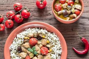 tailandés verde pollo curry con mezcla de blanco y salvaje arroz foto