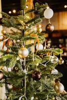 Navidad árbol decoración rojo y oro pelota adornos borroso antecedentes foto