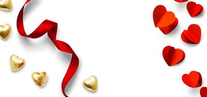 diseño elementos para San Valentín día antecedentes. pares de rojo corazones, corazón conformado dorado golosinas y rojo cinta en un blanco fondo, plano laico foto