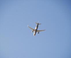 pasajero aeronave en el cielo a bajo altitud moscas a el aeropuerto a tierra. foto