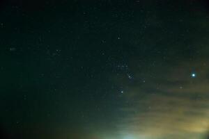 estrellado noche cielo. el lechoso forma, nuestra el galaxia foto