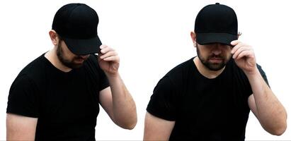 hombre con un negro camiseta y gorra, con espacio a poner logos o marcas burlarse de arriba modelo para un gorra diseño impresión. foto