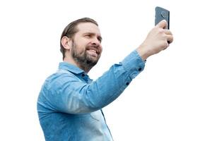 latino caucásico hombre en vaquero camisa tomando un autofoto foto