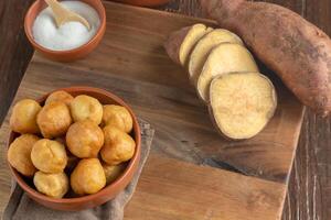 frito dulce patata buñuelos ellos lata ser ambos dulce y sabroso. foto