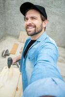 construcción hombre tomando un selfie durante trabajo horas. foto