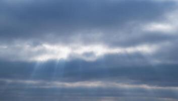 luz de sol filtración mediante el nubes foto