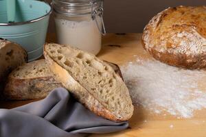 composición para restaurantes o panaderías con de masa fermentada un pan y elementos usado para sus preparación. foto