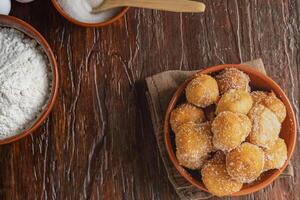 frito buñuelos cubierto en azúcar. típico de argentino hecho en casa pasteles foto