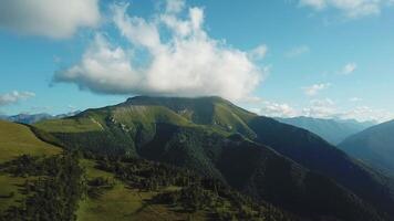 panorama de le de Crimée montagnes. magnifique montagnes avec les forêts aérien vue video