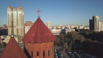 aérien images, rouge transylvanien église. vidéo. aérien vue de rouge église video