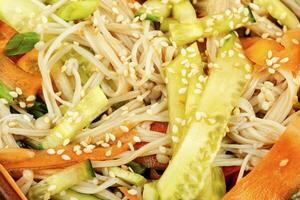 chino ensalada con enoki hongos, macro. foto