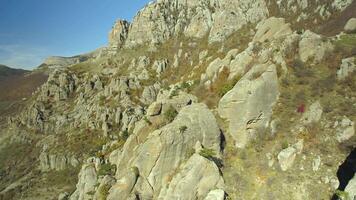 Antenne Aussicht von das Felsen Klippen. Schuss. felsig Berge und Bäume video