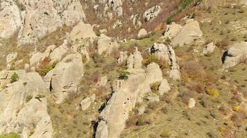 géant rochers sur une colline. tir. inhabituel Roche formations video