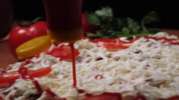 torrencial salsa de tomate en un Pizza de cerca. marco. de cerca manos extensión salsa en Pizza video