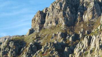 montaña sendero en rocoso Pendiente debajo azul cielo. disparo. maravilloso ver en europeo rocas video