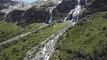 aereo Visualizza di montagna paesaggio. aereo Visualizza di montagne coperto foresta, alberi con fluente fiume, contro il cielo e nuvole video