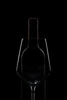 silueta de vino vaso botella lleno de fumar en negro antecedentes foto
