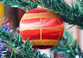 vaso rosario para decorando el Navidad árbol foto