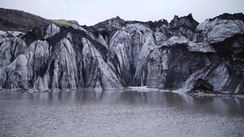 smelten gletsjer. globaal opwarming. gletsjers van IJsland. video