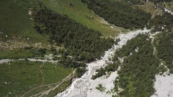 aéreo visualizar. vôo sobre a lindo montanha rio. panorama panorama video