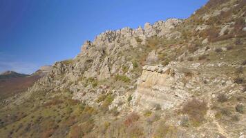 ein Antenne Aussicht von Felsen Klippen und Blau Himmel in der Nähe von das Wald. Schuss. schön Landschaft von USA video