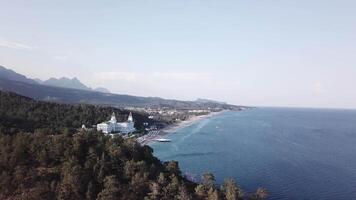 Hotel auf das Ufer von das Blau Meer. Video. Weiß Sand, schön Strand, schön Wald. Ferien auf das Ufer von das Ozean. Antenne Aussicht video