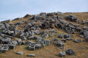 enorme bloques de un pared destruido por un terremoto. restos de el ciudad de Hierápolis foto