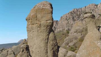stor sten flyttblock för sten och klippa klättrande. skott. närbild av berg landskap video