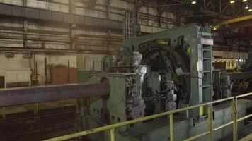 máquinas para metal laminación a fábrica. moderno fábrica taller. máquina para fabricar de tubería video