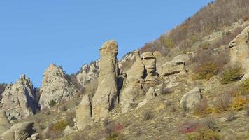 un grupo de rocas en montañas de Asia. disparo. hermosa paisaje y claro azul cielo video