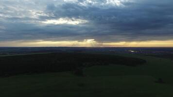 se från Drönare fält med solnedgång himmel natur landskap bakgrund. antal fot. antenn se av lantlig område med skog väg i sommar solnedgång video