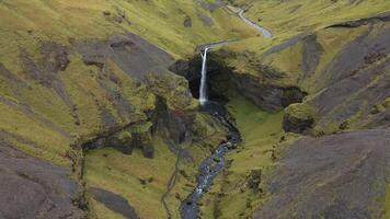 vattenfall i island i de sommar. de natur av island. video