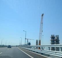 conducción a lo largo el Crimea puente. un grandioso edificio de el 21 siglo. el nuevo puente. foto