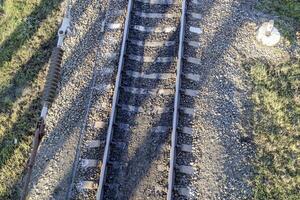 trama ferrocarril. parte superior ver en el rieles Alto voltaje poder líneas para eléctrico trenes foto