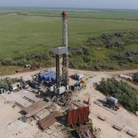 que lleva fuera reparar de un petróleo bien foto