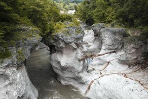 el montaña río en el garganta. foto