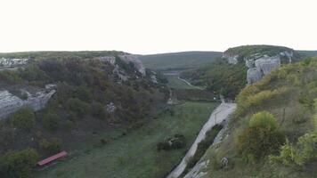 vigneti paesaggio fra Due enorme roccioso colline. sparo. aereo Visualizza video