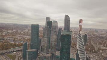 Moskou stad wolkenkrabbers, antenne visie. klem. kantoor bedrijf centrum van Moskou stad. Moskou-stad gebouwen met lucht, antenne visie video